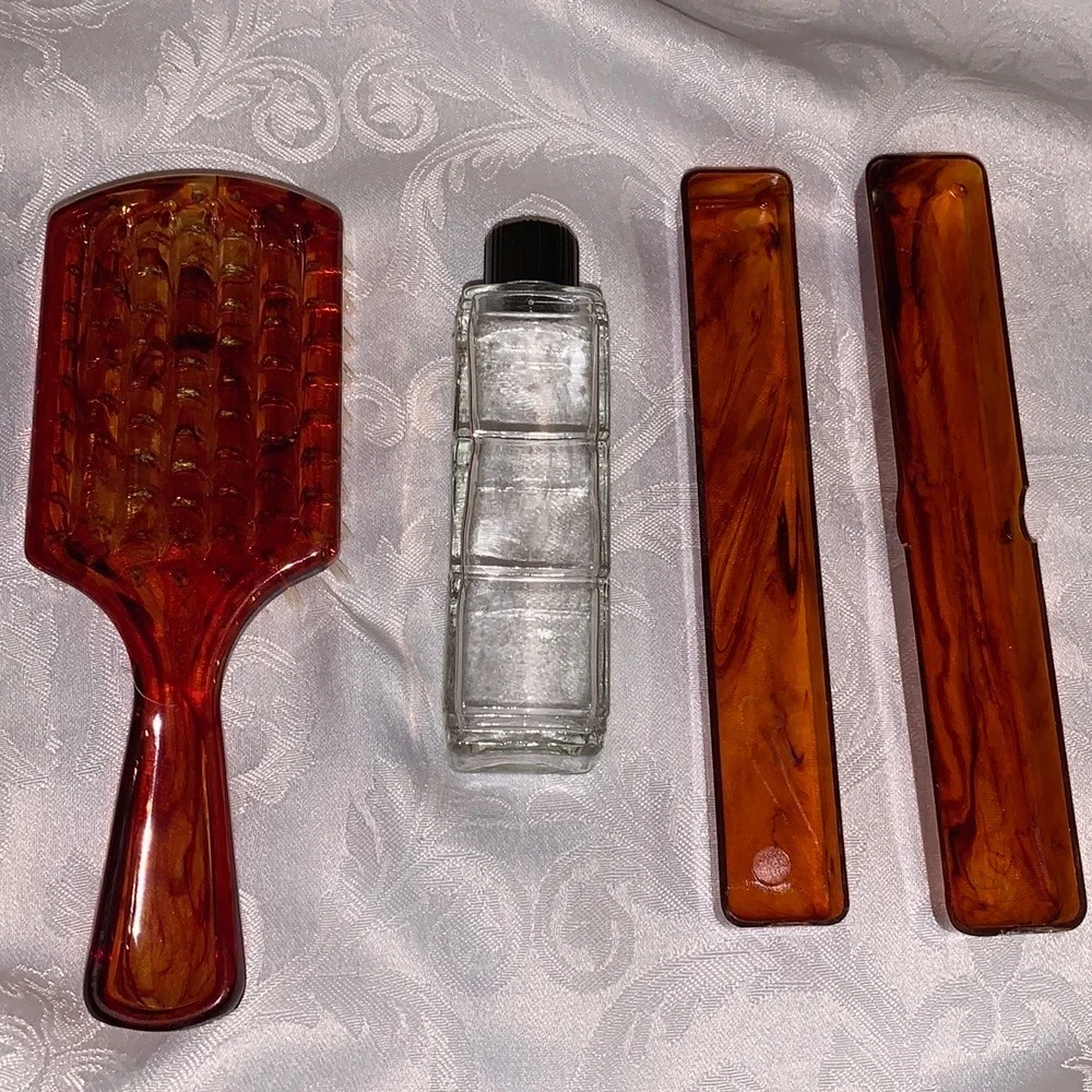 Vintage men’s grooming set in a black case and red interior